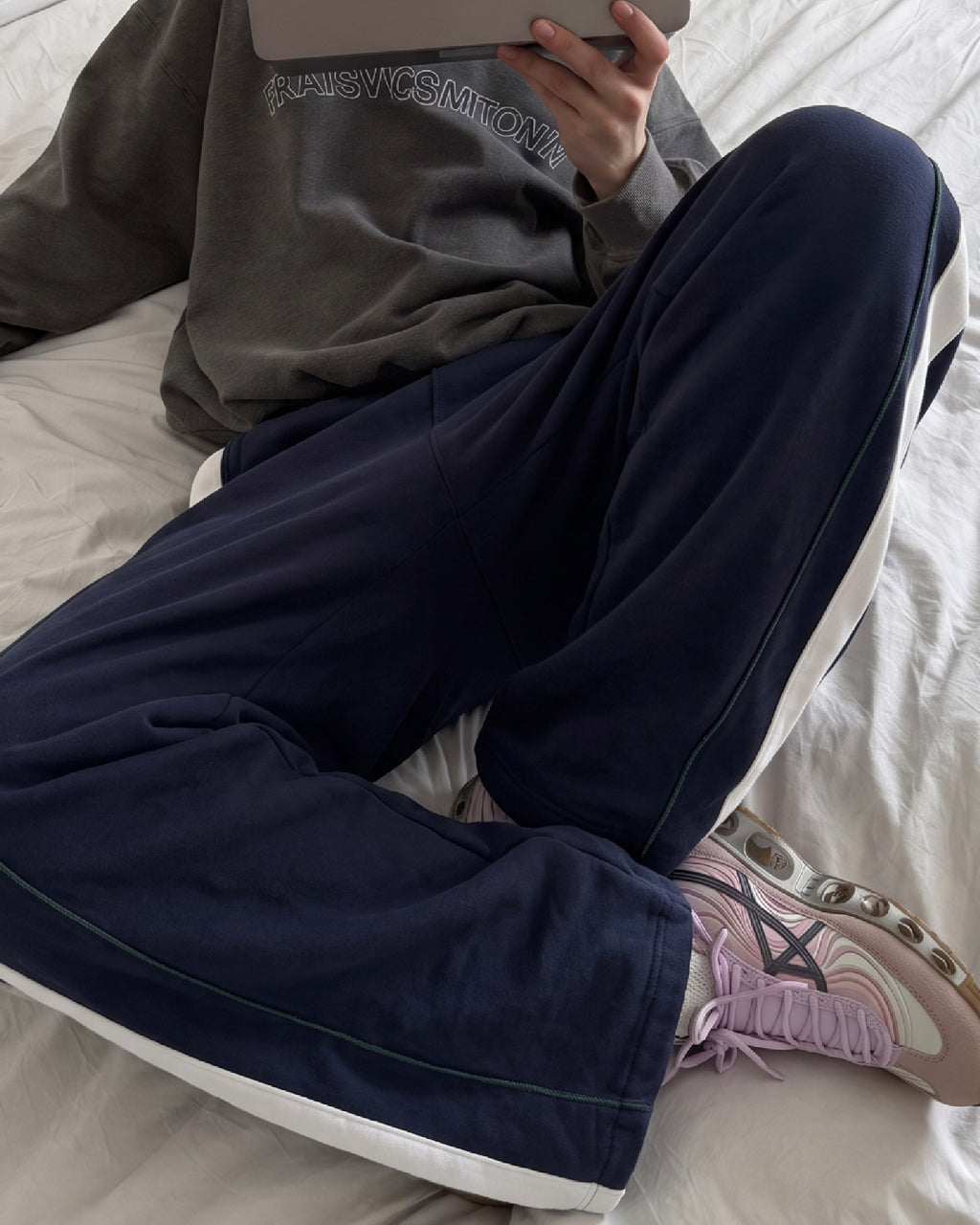 NAVYBLUE BAGGY SWEATPANTS